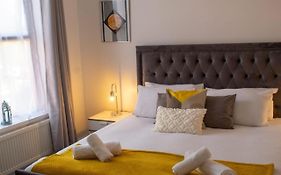 Shm Stays Hs2 Workers Great For Long Term Stays & Short Stays, 15 Min Drive To City Centre & Airport 2 Min Walk To Shops And Train Station