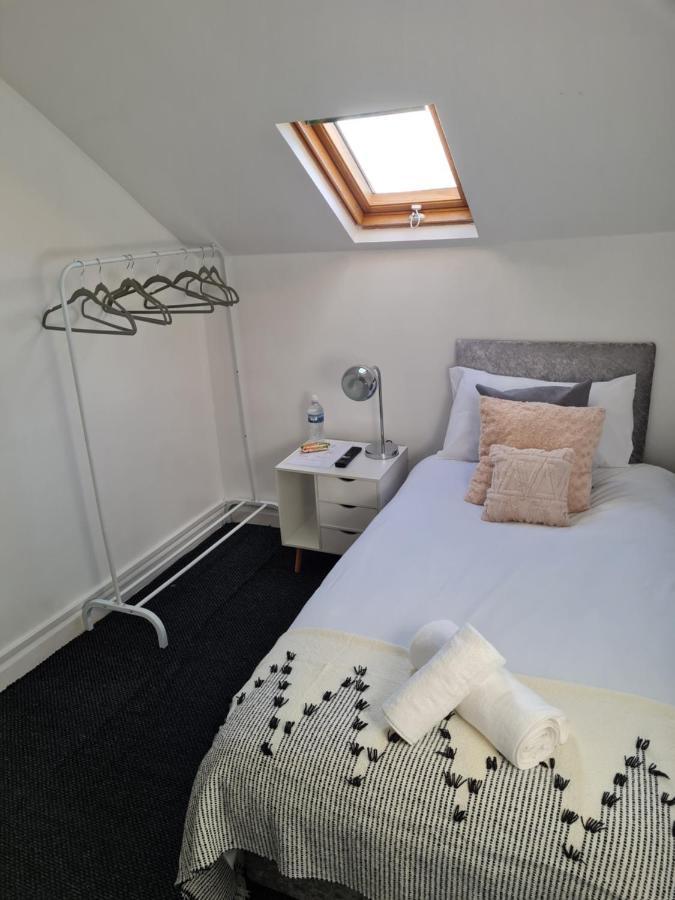 Shm Stays Hs2 Workers Great For Long Term Stays & Short Stays, 15 Min Drive To City Centre & Airport 2 Min Walk To Shops And Train Station Birmingham Exterior foto